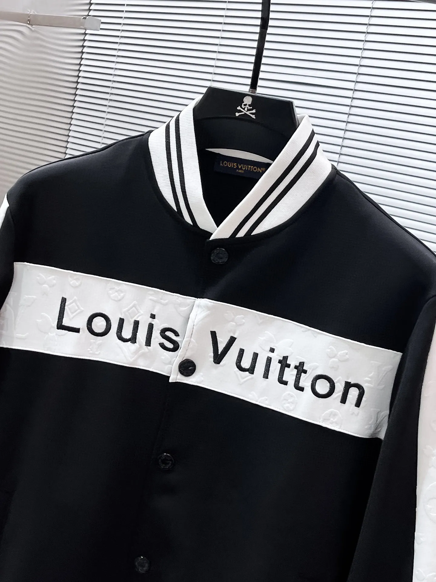 🅿️720 LV hot-selling suit is coming. Focus on the original version of the official website. 2025 new hot-selling cardigan suit. The original order is the best. 🇭🇰The meticulous work of top designers. It has a fitting and perfect upper body effect. All-natural high-quality Tencel Roman cotton 100%, close-fitting comfort, noble and elegant! Original hardware embodies elegance and nobility! Counter size: M-3XL (maximum wear up to 190 pounds)